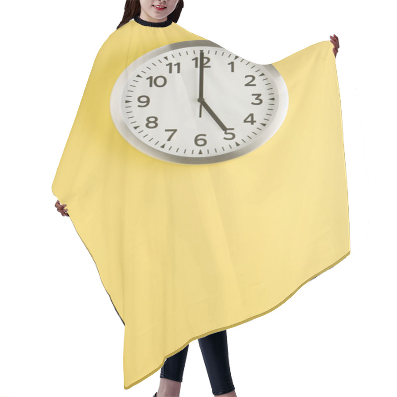 Personality  Office Clock Displaying 5 O'clock Hair Cutting Cape