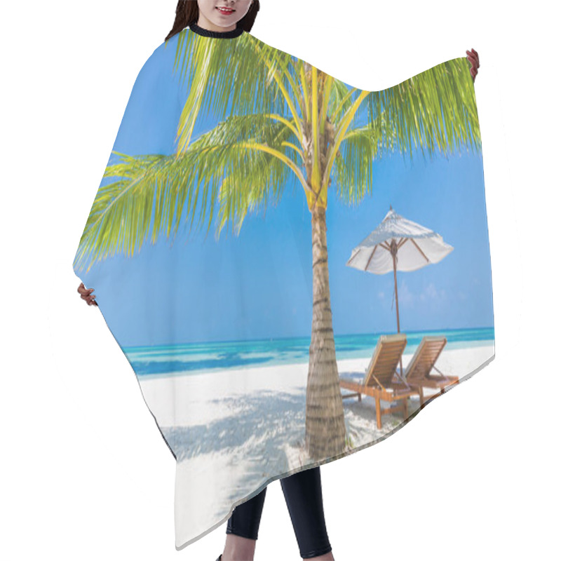 Personality  Perfect Summer Beach. Moody Blue Sky And Blue Lagoon. Luxury Travel Summer Holiday Background Concept. Hair Cutting Cape