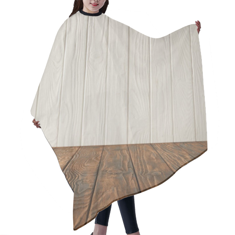 Personality  Dark Brown Striped Tabletop And White Wooden Wall Hair Cutting Cape