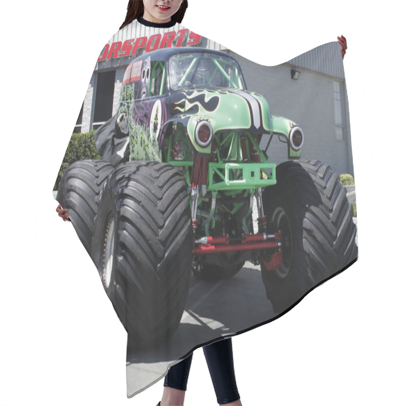 Personality  Modified Truck On Road Hair Cutting Cape