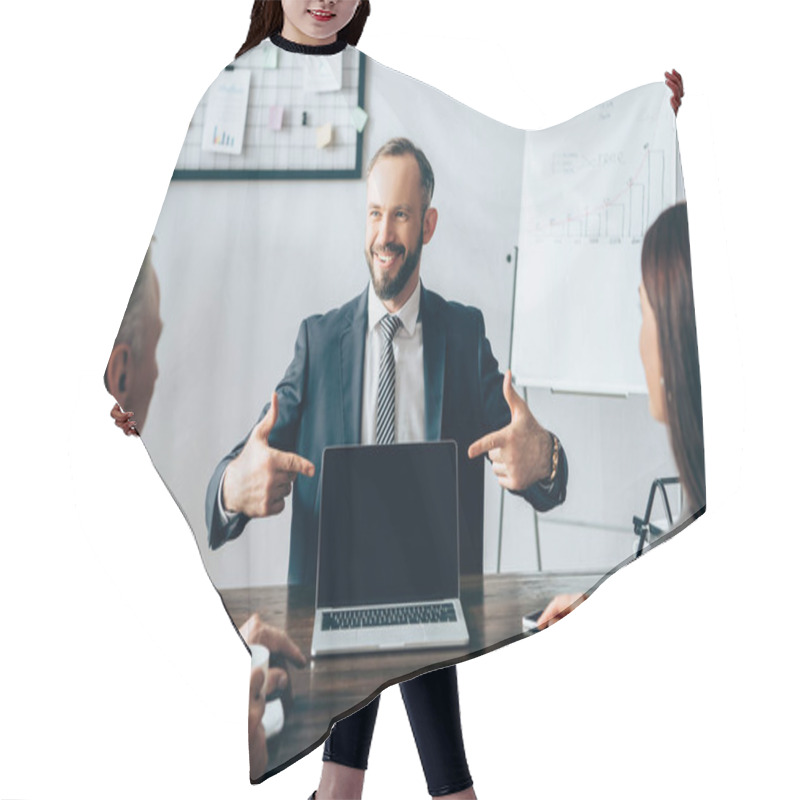 Personality  Smiling Investor Pointing At Laptop Near Businesspeople With Coffee And Notebook On Blurred Foreground During Consulting  Hair Cutting Cape