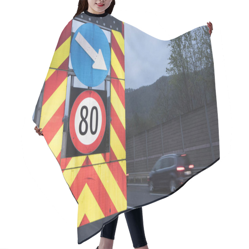 Personality  80 Kilometers Per Hour Speed Limit Traffic Sign On The Road Hair Cutting Cape