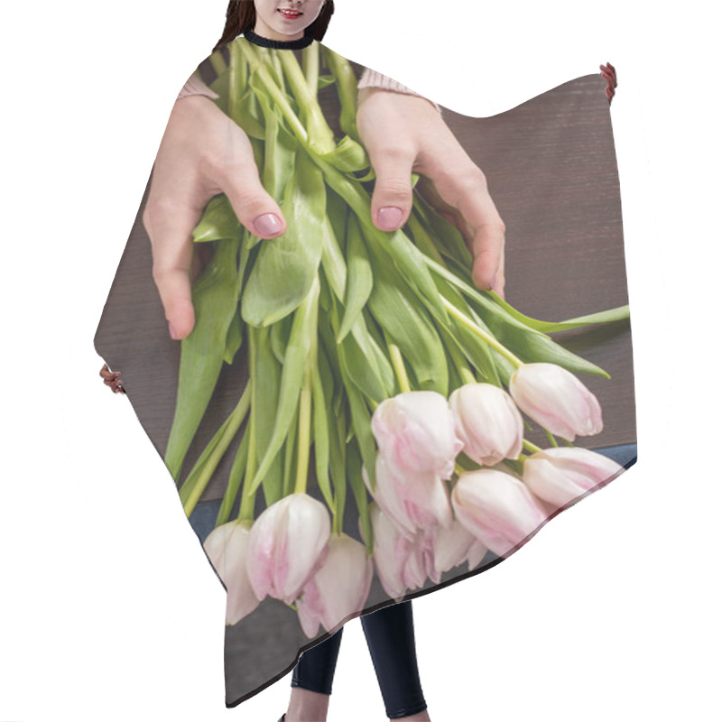 Personality  Woman With Fresh Flowers Hair Cutting Cape