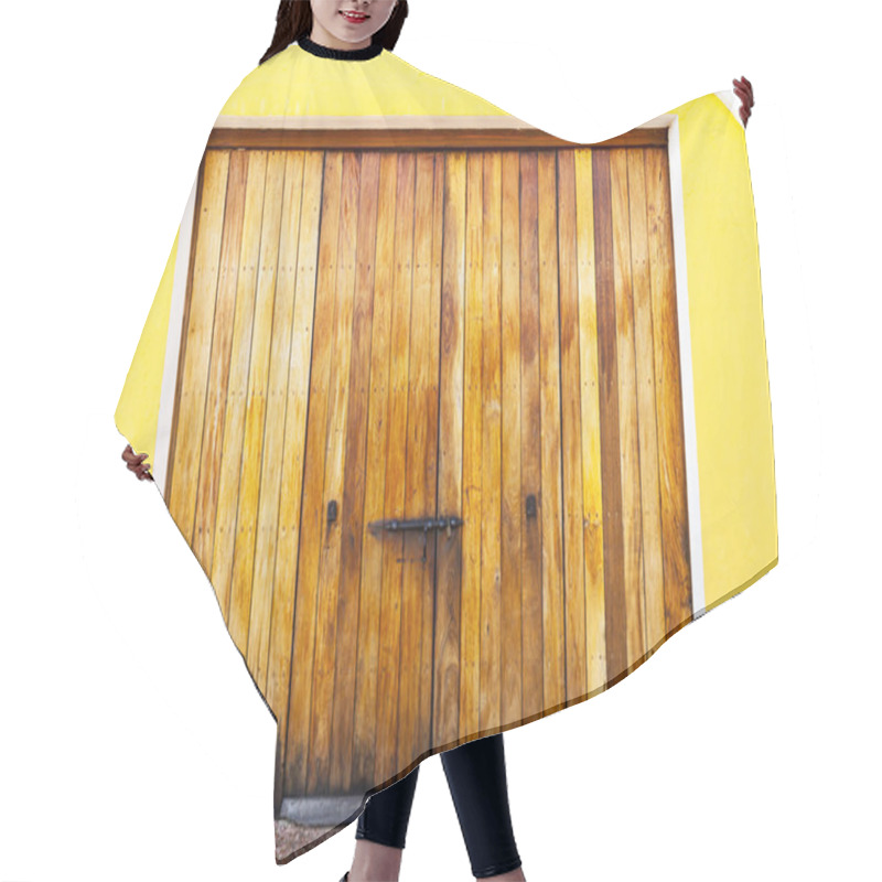 Personality  Wooden Door Hair Cutting Cape