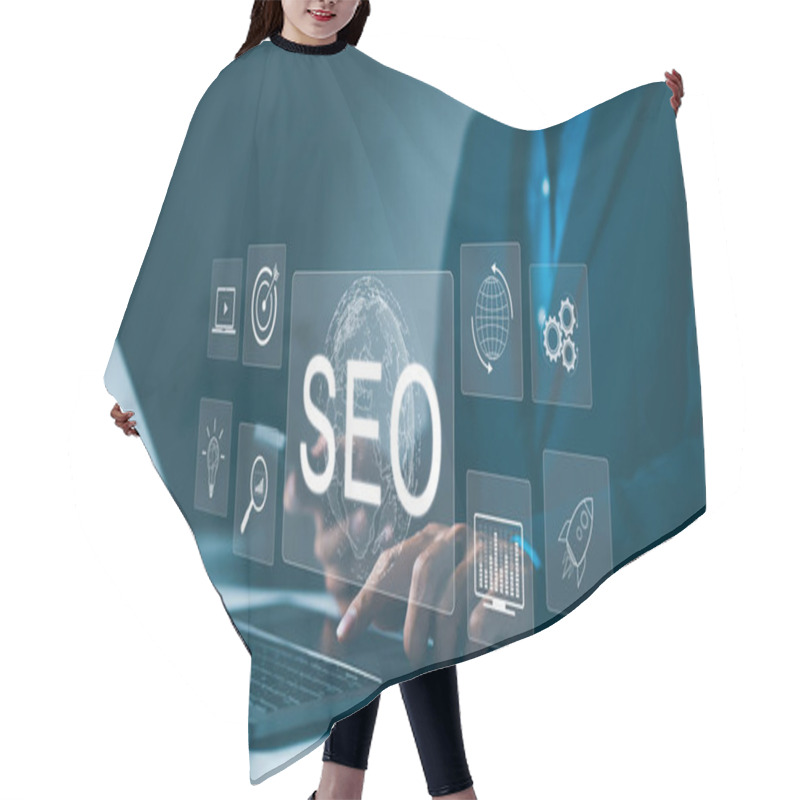 Personality  SEO Strategy Tools And Optimization Concepts. Marketer Working On SEO Strategy With Laptop And Virtual Screen Showing Global SEO Optimization Icons. Attract Organic Traffic, Digital Marketing, Search, Hair Cutting Cape