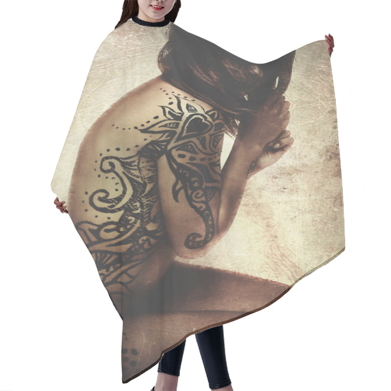 Personality  Latin Woman With Tattoos On The Skin Hair Cutting Cape