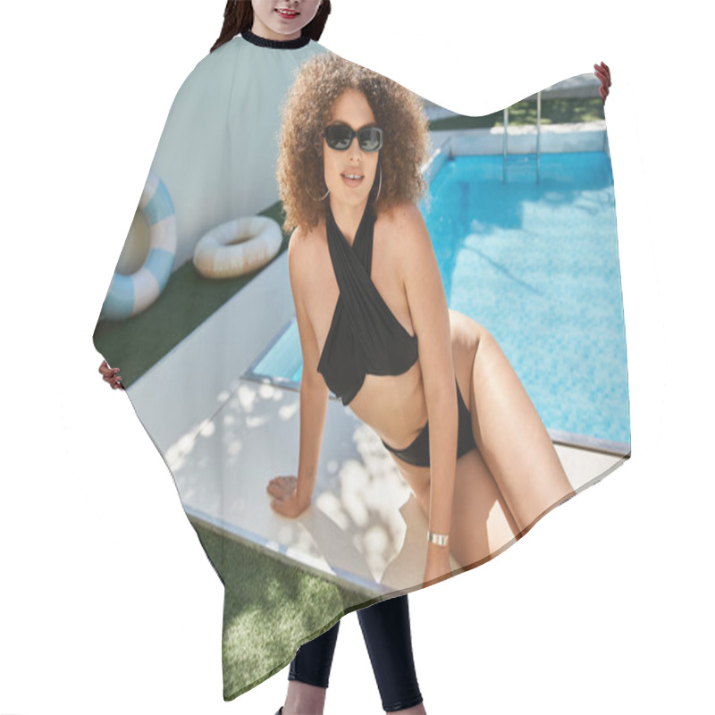 Personality  A Woman With Curly Hair, Wearing A Black Swimsuit And Sunglasses, Poses By A Pool On A Sunny Day. Hair Cutting Cape