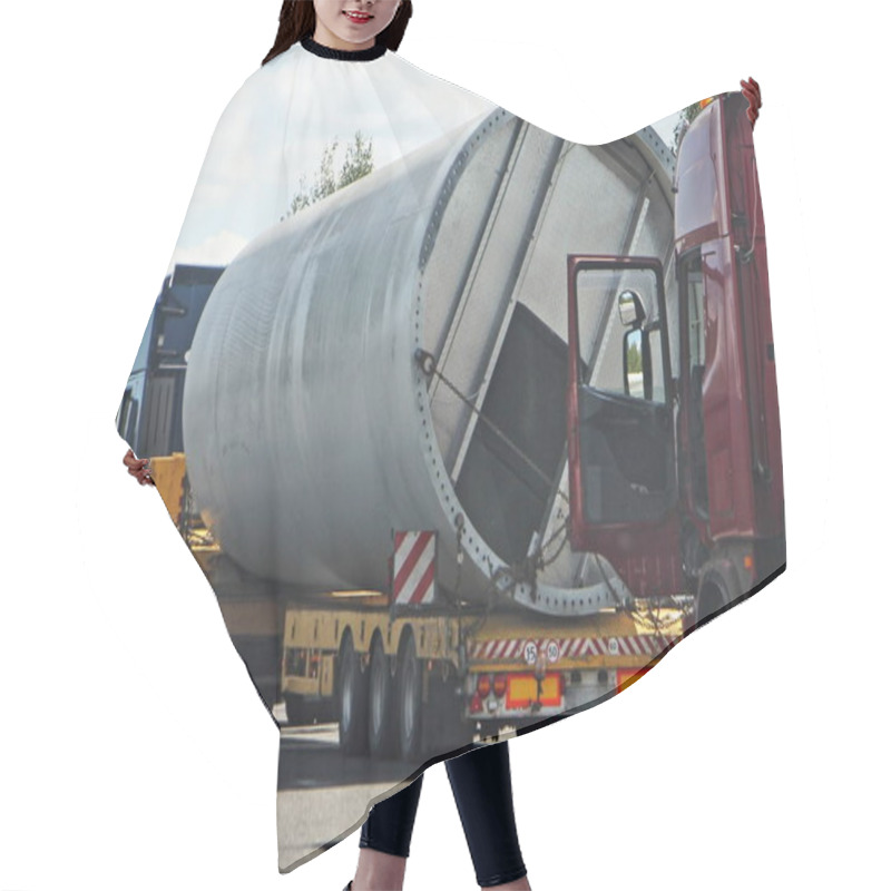 Personality  Big Large Pipe On A Low-frame Trawl Semi Truck,oversized Cargo Transportation On Long Vehicle Hair Cutting Cape