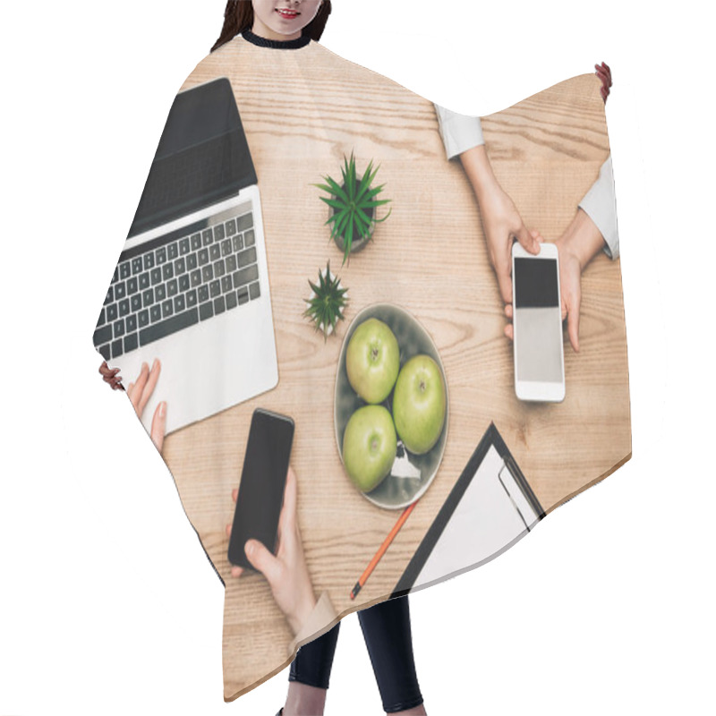 Personality  Top View Of Business People Using Smartphones And Laptop By Apples And Clipboard On Table Hair Cutting Cape