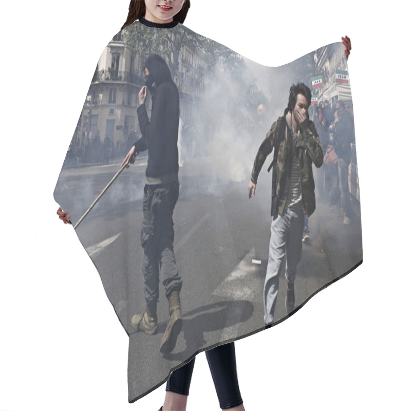 Personality  Demonstrators Clashed With Riot Police During A Demonstration Of The Unions Members And The 'Gilets Jaunes'  Movement Marking Labor Day In Paris, France On May 1st, 2017 Hair Cutting Cape