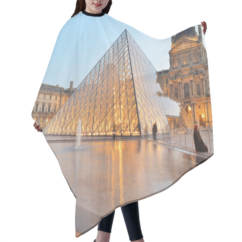 Personality  Paris, France - November 18, 2021: View Of The Louvre Museum With The Pyramid At Twilight. This Is One Of The Most Popular Travel Destinations Of France And A Central Landmark Of Paris. Hair Cutting Cape