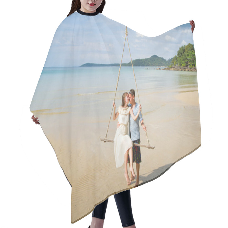 Personality  Couple On The Beach Hair Cutting Cape