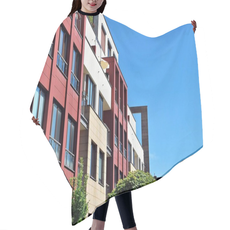 Personality   Modern Apartment Building Exterior Hair Cutting Cape