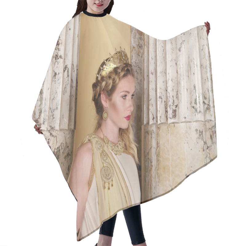 Personality  Young Roman Woman Hair Cutting Cape