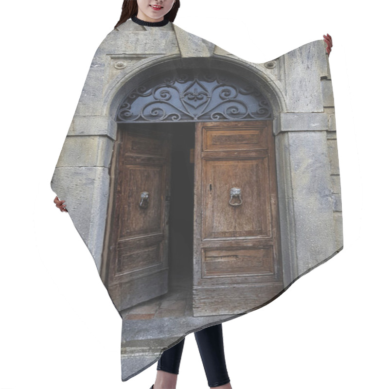 Personality  Open Antique Door In Classic Italian Style Hair Cutting Cape