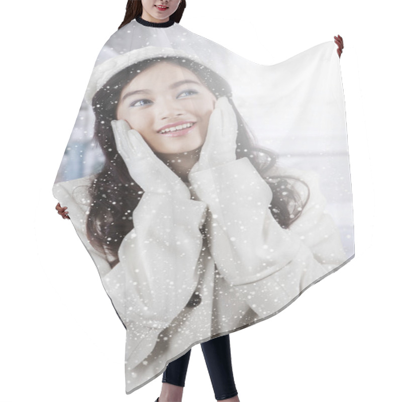 Personality  Pretty Teenage Girl With Winter Coat In The City Hair Cutting Cape