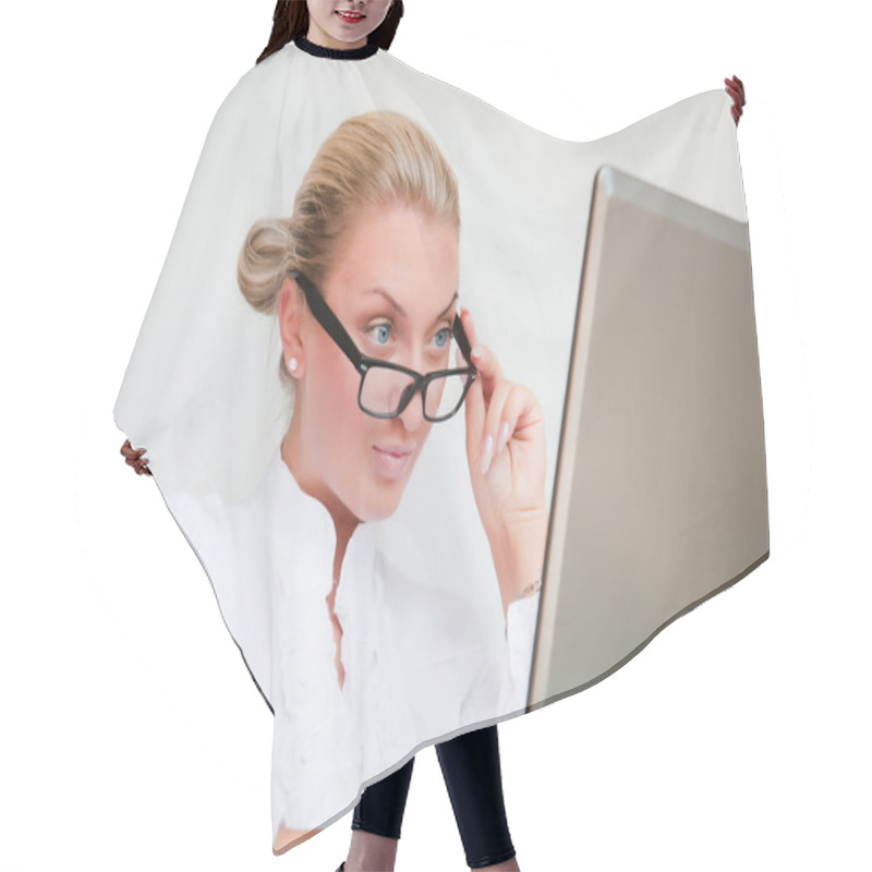 Personality  Attractive Young Business Woman Using Laptop At Work Desk Hair Cutting Cape