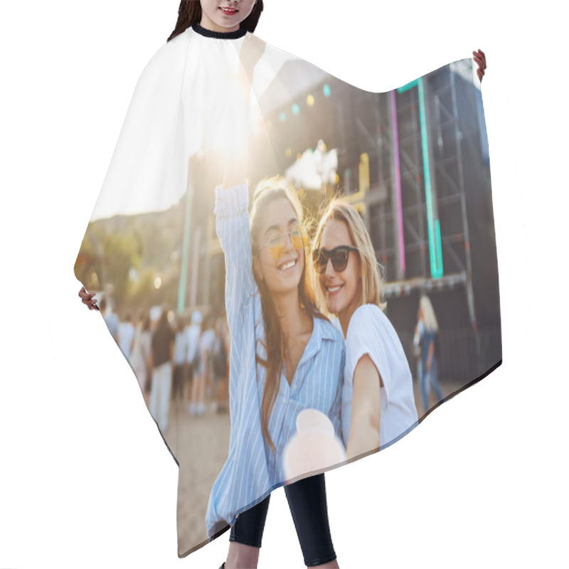 Personality  Joyful Two Young Girlfriends Have Fun With Beer At The Beach Party. Happy Two Women Enjoy The Weekend At The Music Festival. The Concept Of Friendship, Holiday, Weekend. Hair Cutting Cape