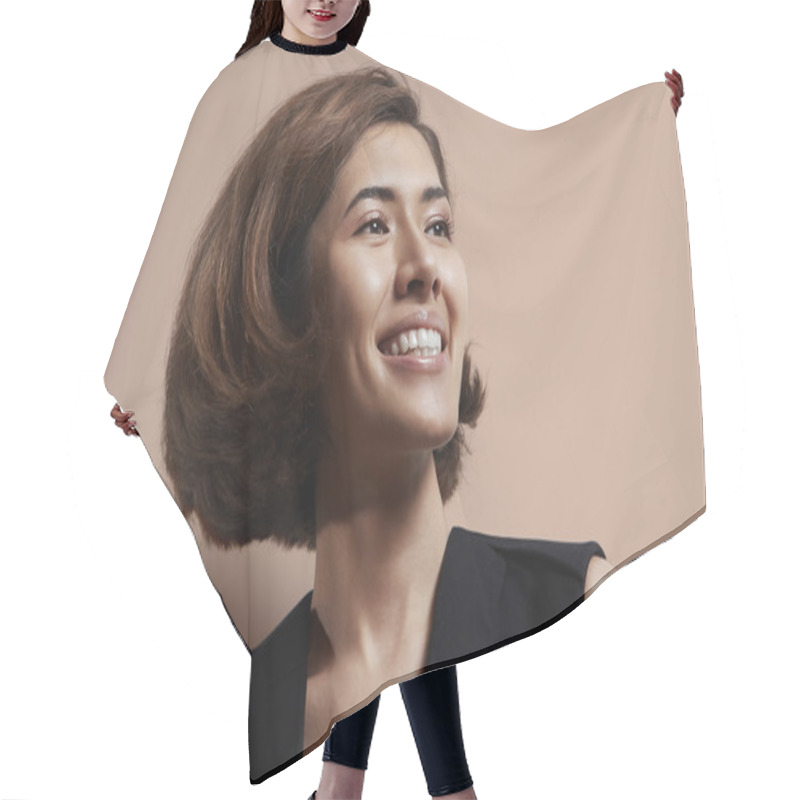 Personality  Woman With Natural Makeup Hair Cutting Cape