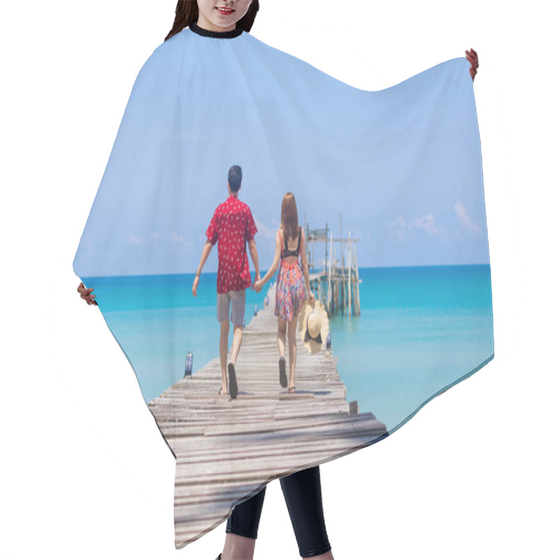 Personality  Happy Young Man And Woman Running On Wooden Pier To The Yacht, Beautiful Seascape Hair Cutting Cape