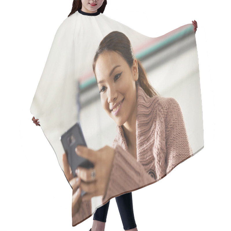 Personality  Asian Girl Reading Sms On Smarthphone Hair Cutting Cape