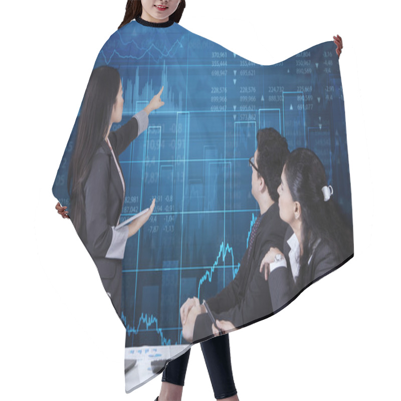 Personality  Female Worker Presents Financial Statistics Hair Cutting Cape