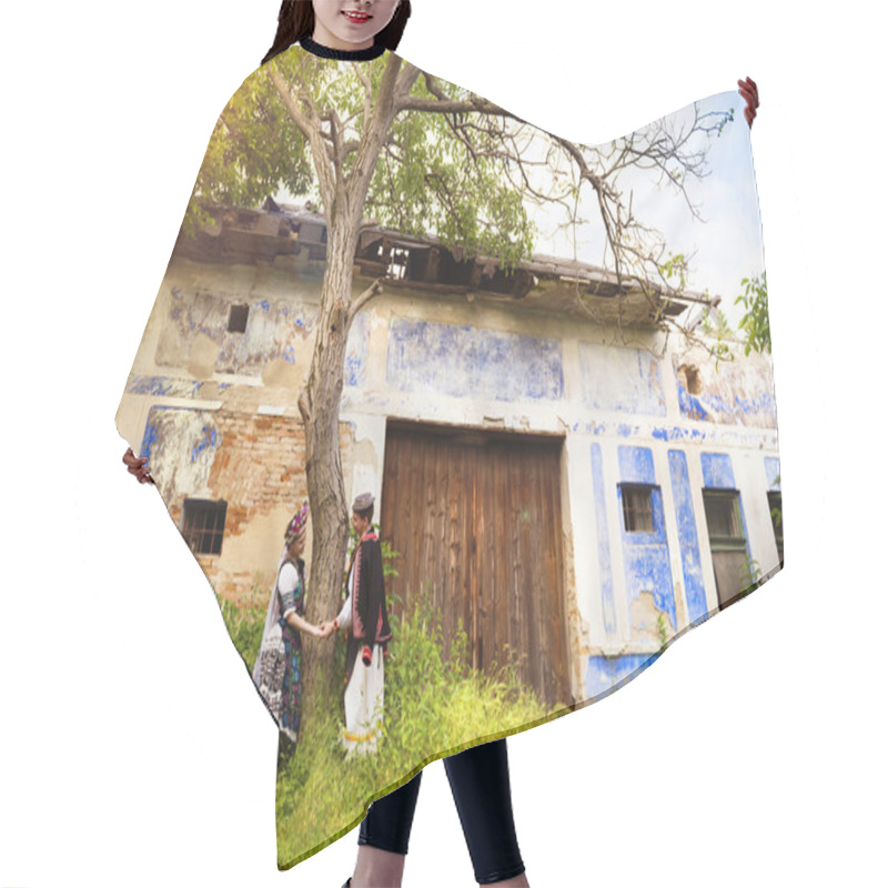 Personality  Couple Standing Near Old House Hair Cutting Cape