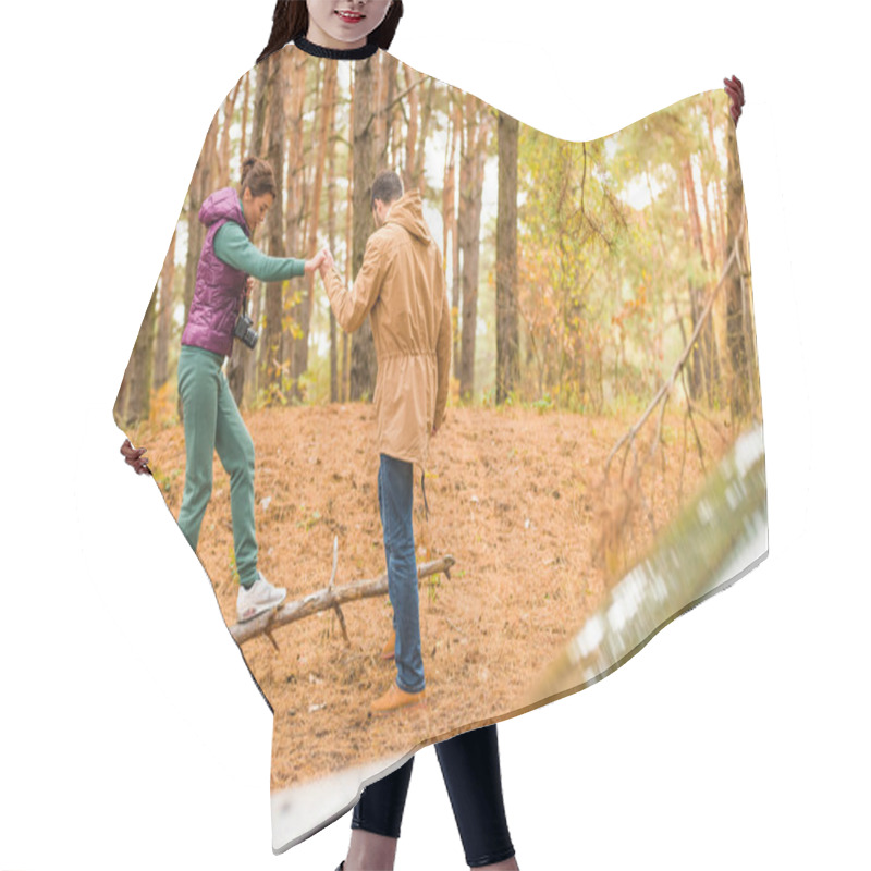 Personality  Couple Walking In Autumn Forest Hair Cutting Cape