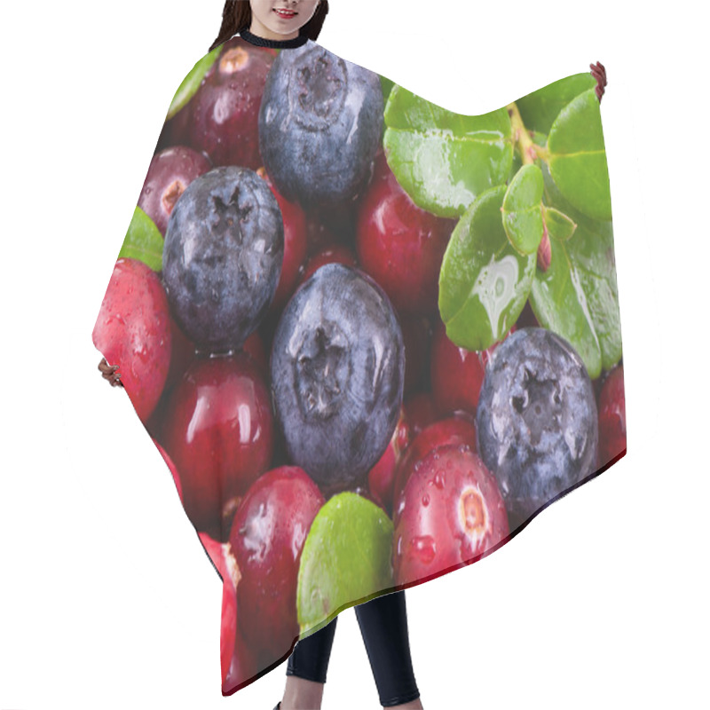 Personality  Wild Berry With Green Leaves And Water Drops Hair Cutting Cape