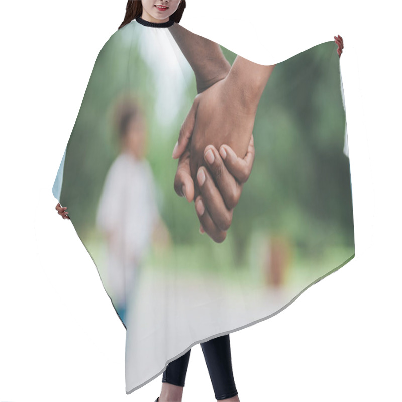 Personality  Couple Holding Hands Hair Cutting Cape