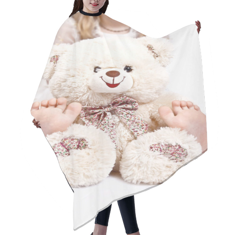 Personality  Little Girl Holding Teddy Bear Hair Cutting Cape