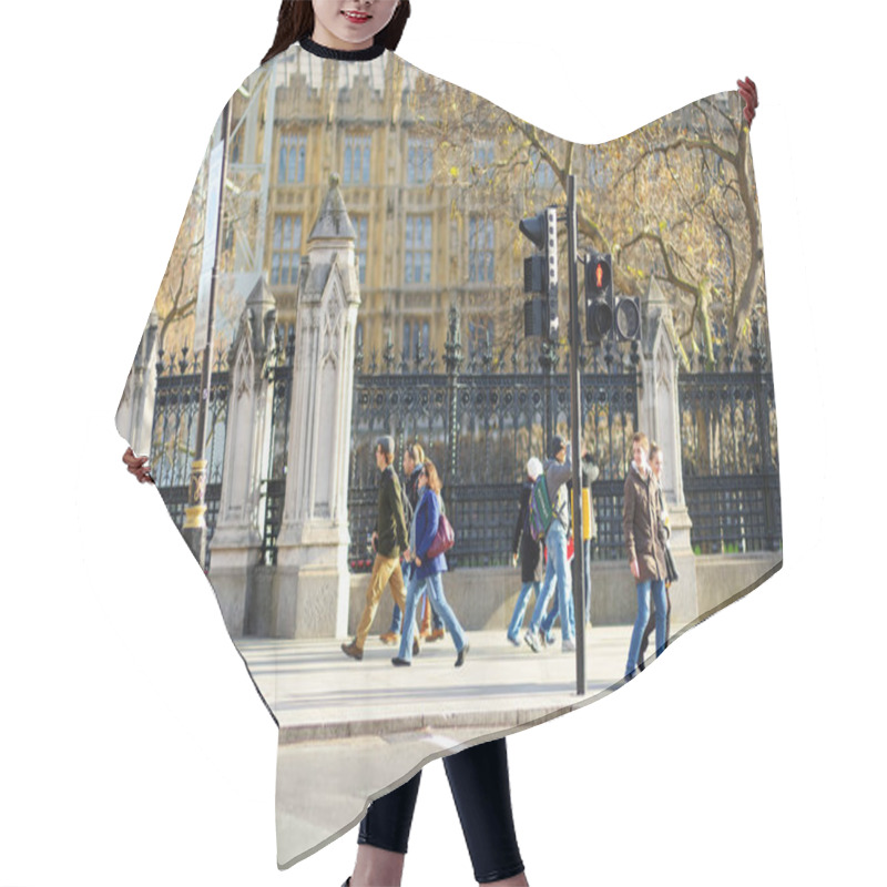 Personality  LONDON, UK - NOVEMBER 19, 2017: Lots Of Tourists And Londoners Walking Down The Streets And Crossing The Junctions. Beautiful Sunny Autumn Day In The Capital Of Great Britain. Hair Cutting Cape