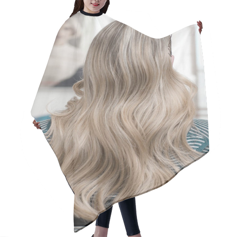 Personality  Blonde Girl With Long Hair With Wave Hairstyle Hair Cutting Cape