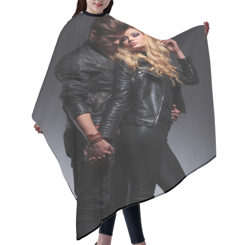 Personality  Passionate Couple Holding Hands And Standing Embraced Hair Cutting Cape