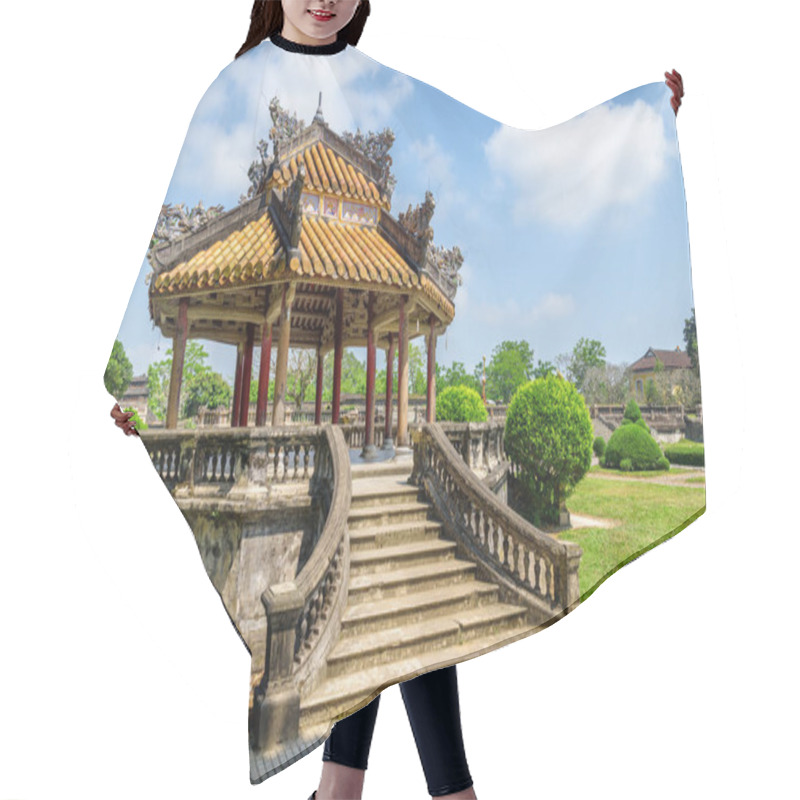 Personality  Scenic View Of Traditional Vietnamese Pavilion On Blue Sky Background At Garden Of The Imperial City On Summer Sunny Day In Hue, Vietnam. Hue Is A Popular Tourist Destination Of Asia. Hair Cutting Cape