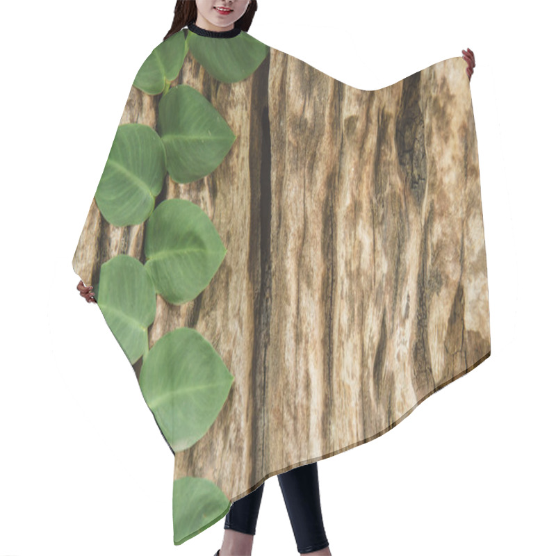 Personality  Heart Shaped Leaf On Wood Hair Cutting Cape