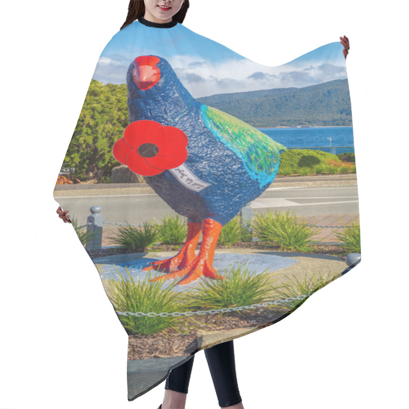 Personality  Te Anau, Southland, New Zealand. A Giant Sculpture Of A Takahe, An Endangered Native Flightless Bird, In Front Of Lake Te Anau. It Is Wearing A Giant Poppy To Commemorate Anzac Day. April 25 2021 Hair Cutting Cape