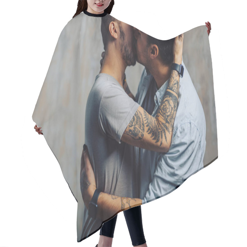 Personality  Cay Couple Enjoy Togetherness Indoors, Kiss Each Other Hair Cutting Cape