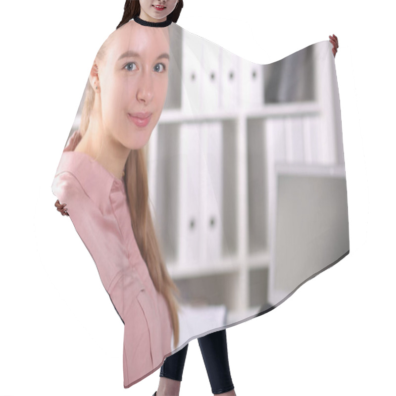 Personality  Capable Girl Office In Front Laptop Holds Tablet Hair Cutting Cape