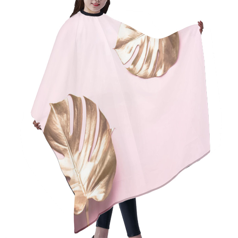 Personality  Exotic Summer Trend In Minimal Style. Golden Tropical Palm Monstera Leaf On Pastel Pink Color Background. Shiny And Sparkle Design, Fashion Concept. Hair Cutting Cape