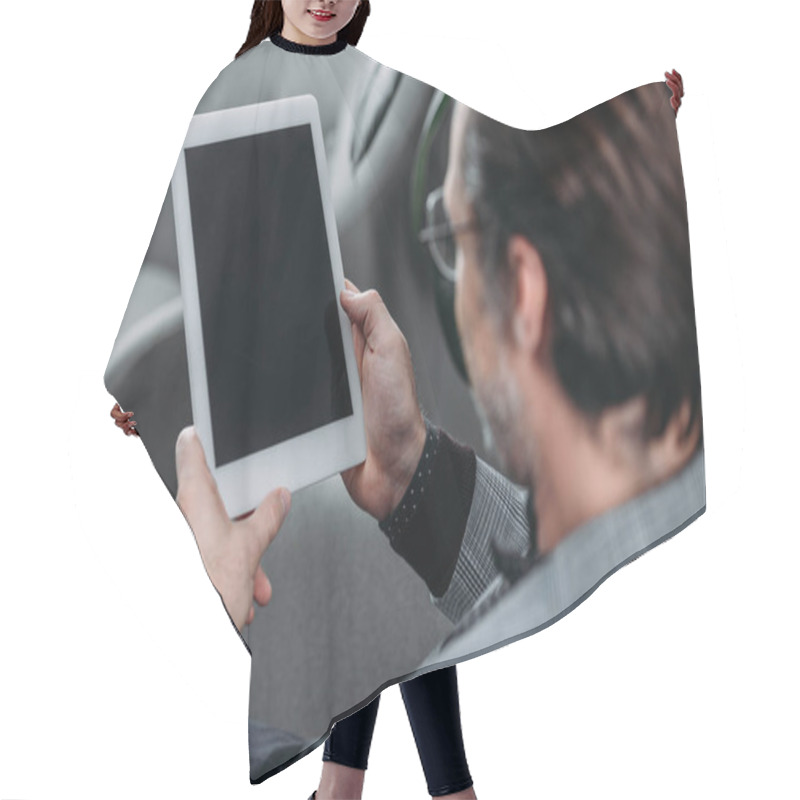 Personality  Businessman Using Digital Tablet Hair Cutting Cape