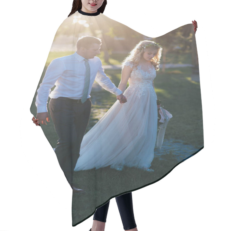 Personality  Beautiful Young Wedding Couple Holding Hands And Walking In Green Lawn Hair Cutting Cape