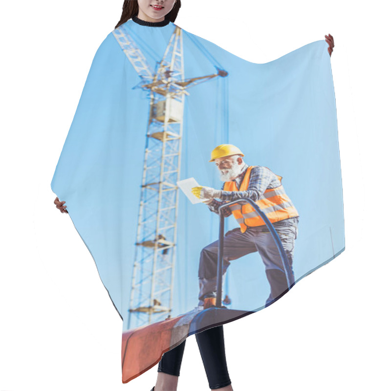 Personality  Construction Worker Using Digital Tablet Hair Cutting Cape