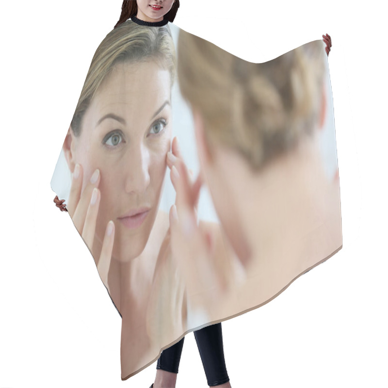 Personality  Woman Applying Cream Hair Cutting Cape