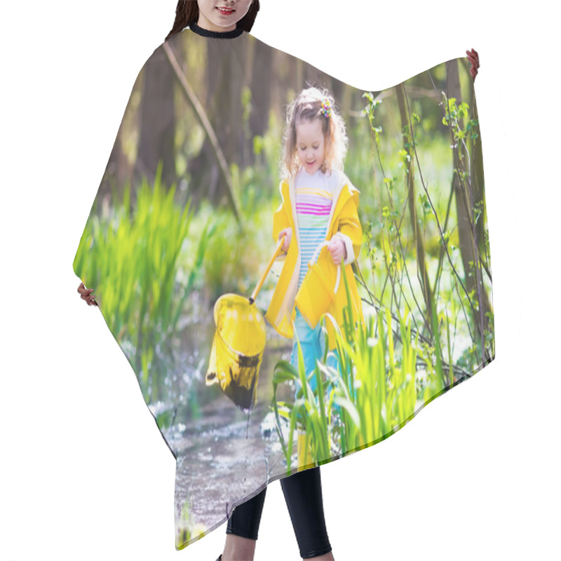 Personality  Little Girl Catching A Frog Hair Cutting Cape