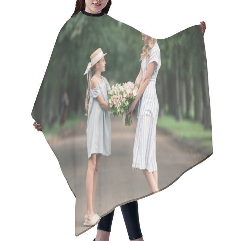 Personality  Mom And Daughter In Straw Hats With Flower Bouquets Holding Hands In Park Hair Cutting Cape