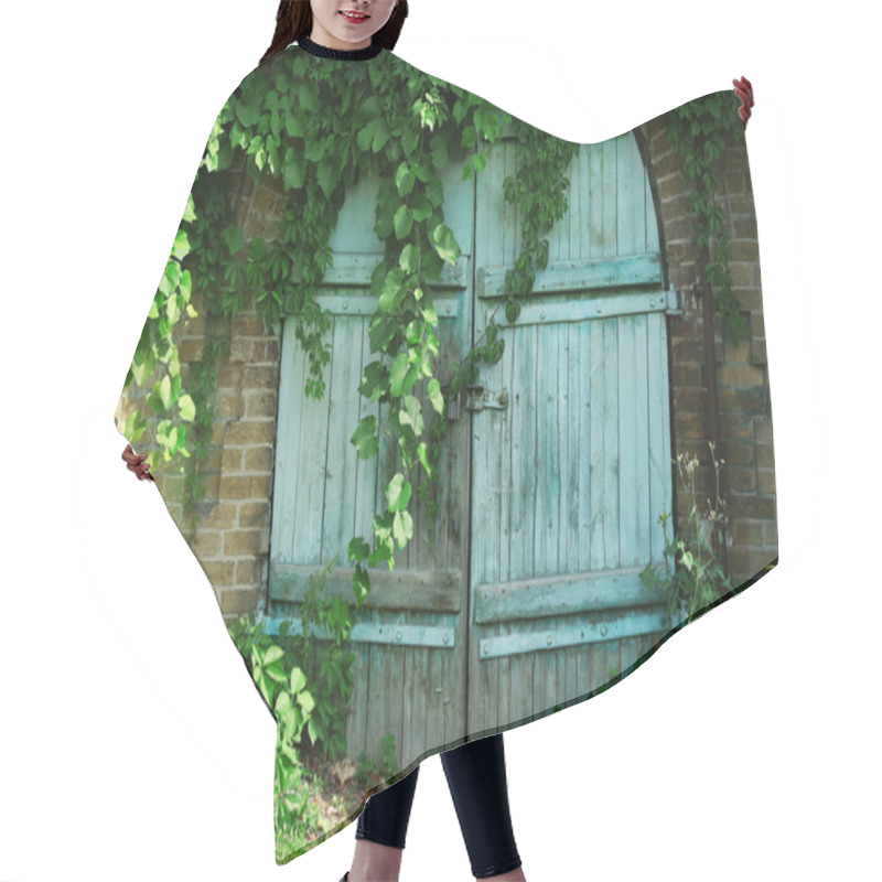 Personality  Old Wooden Door With Grape Leaves Hair Cutting Cape