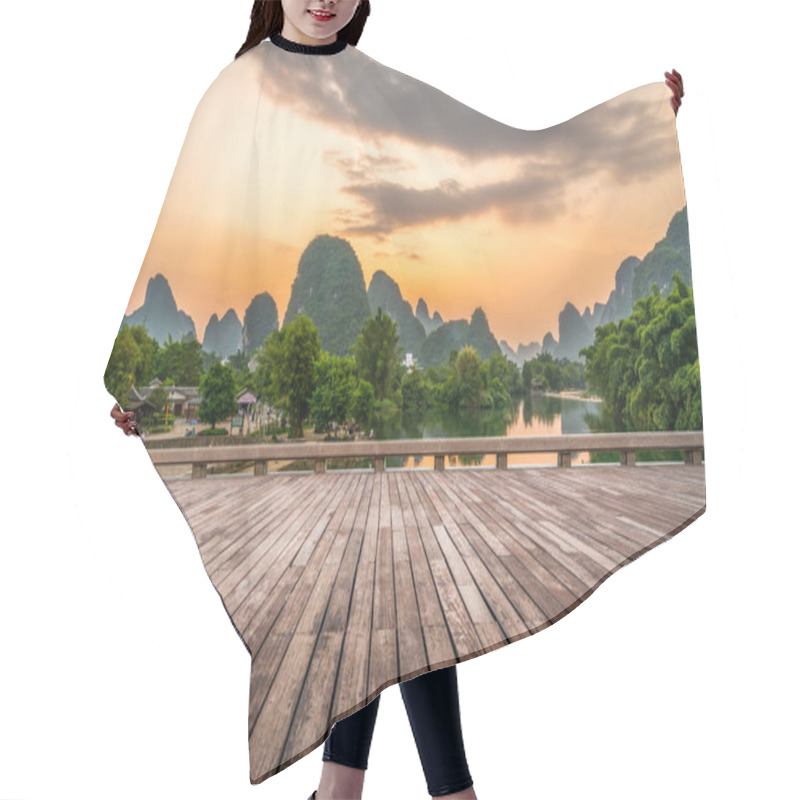 Personality  The Beautiful Landscape And Natural Landscape Of Guilin Hair Cutting Cape