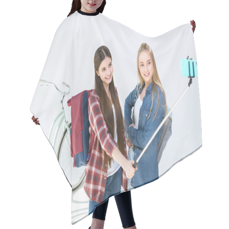 Personality  Teenage Girls Taking Selfie Together Hair Cutting Cape