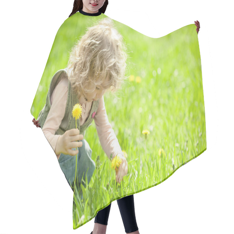 Personality  Beautiful Child Picks Flowers Hair Cutting Cape